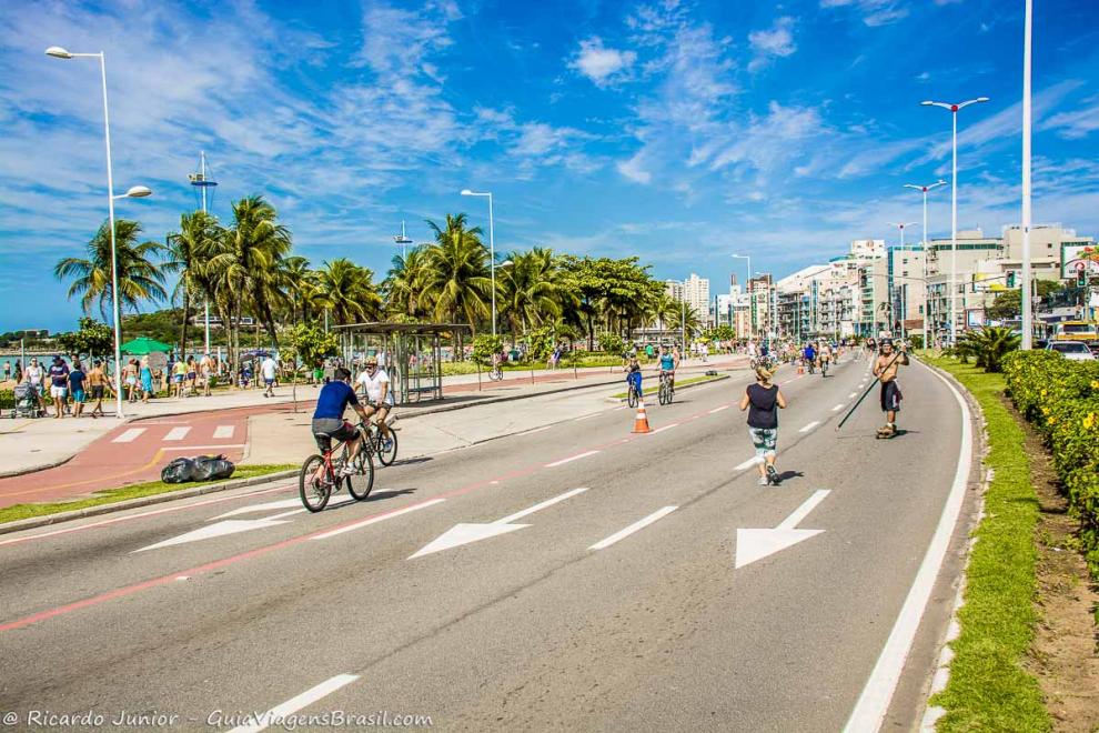 Imagem das pessoas na avenida nos fins de semana praticando seus esportes em Vitória.